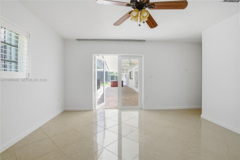 House in Coral Gables, Florida 4 bedrooms, 202.81 sq.m. № 2030892 - photo 23