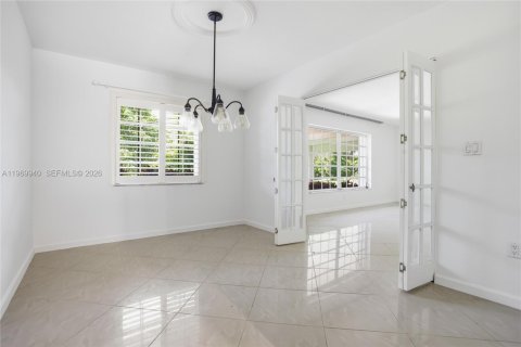 House in Coral Gables, Florida 4 bedrooms, 202.81 sq.m. № 2030892 - photo 6