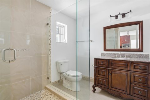 House in Coral Gables, Florida 4 bedrooms, 202.81 sq.m. № 2030892 - photo 16