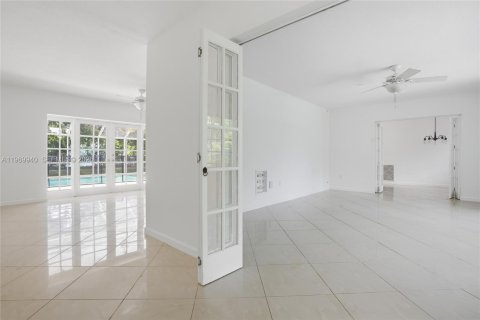 House in Coral Gables, Florida 4 bedrooms, 202.81 sq.m. № 2030892 - photo 4