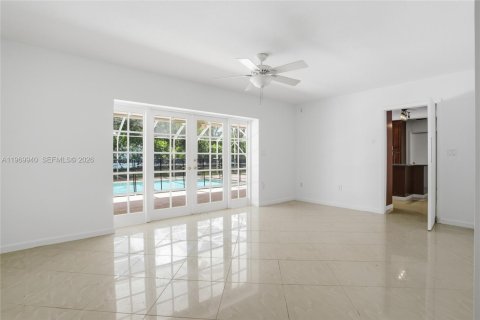 House in Coral Gables, Florida 4 bedrooms, 202.81 sq.m. № 2030892 - photo 12