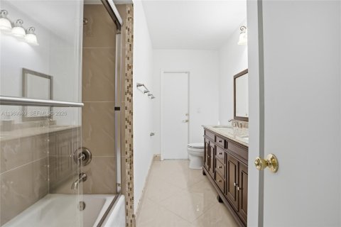 House in Coral Gables, Florida 4 bedrooms, 202.81 sq.m. № 2030892 - photo 17