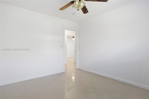 House in Coral Gables, Florida 4 bedrooms, 202.81 sq.m. № 2030892 - photo 11