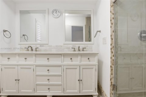 House in Coral Gables, Florida 4 bedrooms, 202.81 sq.m. № 2030892 - photo 20