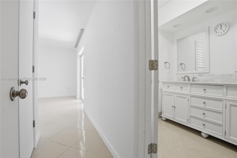 House in Coral Gables, Florida 4 bedrooms, 202.81 sq.m. № 2030892 - photo 19