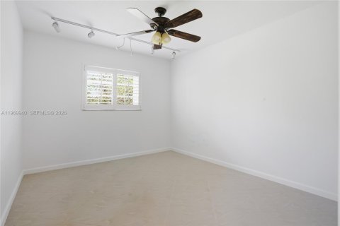 House in Coral Gables, Florida 4 bedrooms, 202.81 sq.m. № 2030892 - photo 10