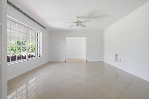 House in Coral Gables, Florida 4 bedrooms, 202.81 sq.m. № 2030892 - photo 7