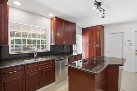 House in Coral Gables, Florida 4 bedrooms, 202.81 sq.m. № 2030892 - photo 13