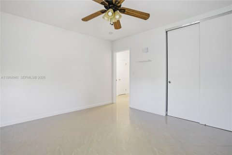 House in Coral Gables, Florida 4 bedrooms, 202.81 sq.m. № 2030892 - photo 9