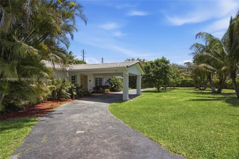 House in Coral Gables, Florida 4 bedrooms, 202.81 sq.m. № 2030892 - photo 3