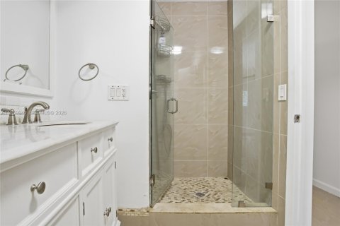 House in Coral Gables, Florida 4 bedrooms, 202.81 sq.m. № 2030892 - photo 21