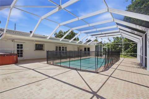 House in Coral Gables, Florida 4 bedrooms, 202.81 sq.m. № 2030892 - photo 25
