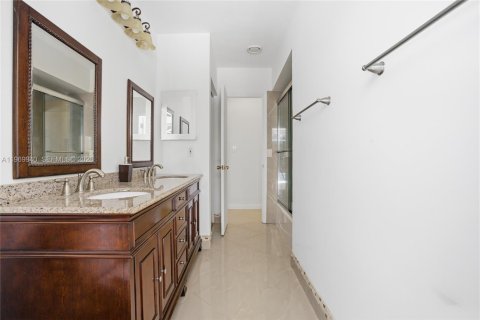 House in Coral Gables, Florida 4 bedrooms, 202.81 sq.m. № 2030892 - photo 18