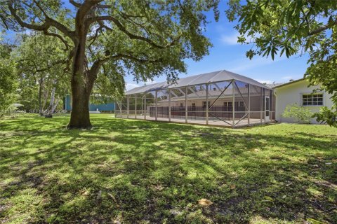 House in Coral Gables, Florida 4 bedrooms, 202.81 sq.m. № 2030892 - photo 27