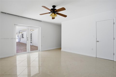 House in Coral Gables, Florida 4 bedrooms, 202.81 sq.m. № 2030892 - photo 22