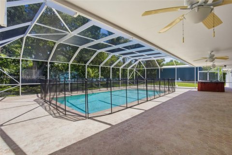 House in Coral Gables, Florida 4 bedrooms, 202.81 sq.m. № 2030892 - photo 24