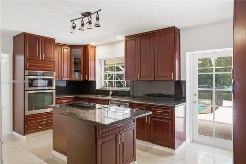 House in Coral Gables, Florida 4 bedrooms, 202.81 sq.m. № 2030892 - photo 14