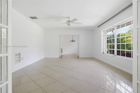 House in Coral Gables, Florida 4 bedrooms, 202.81 sq.m. № 2030892 - photo 5