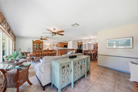 House in Lady Lake, Florida 4 bedrooms, 204.76 sq.m. № 2132152 - photo 3