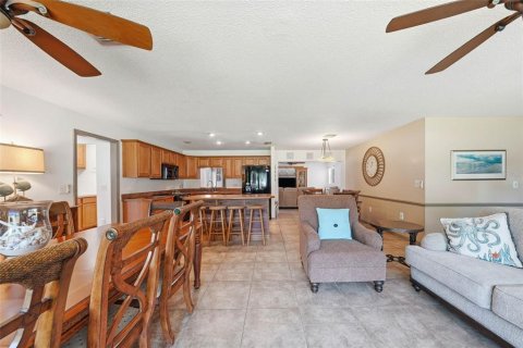 House in Lady Lake, Florida 4 bedrooms, 204.76 sq.m. № 2132152 - photo 5