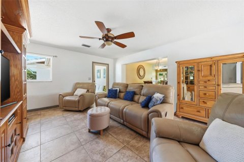 House in Lady Lake, Florida 4 bedrooms, 204.76 sq.m. № 2132152 - photo 14