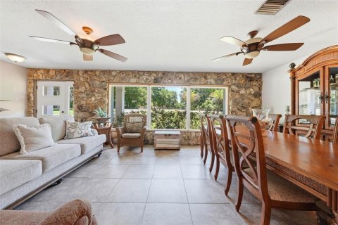 House in Lady Lake, Florida 4 bedrooms, 204.76 sq.m. № 2132152 - photo 8