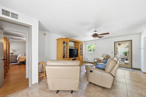 House in Lady Lake, Florida 4 bedrooms, 204.76 sq.m. № 2132152 - photo 16