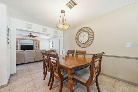 House in Lady Lake, Florida 4 bedrooms, 204.76 sq.m. № 2132152 - photo 13