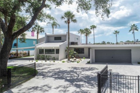 House in New Port Richey, Florida 5 bedrooms, 225.85 sq.m. № 2317531