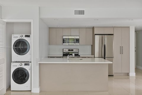 Купить кондоминиум в Бей-Харбор-Айлендс, Флорида 3 спальни, 183.2м2, № 1973850 - фото 29