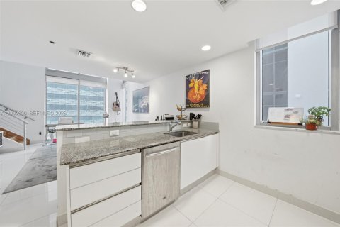 Condo in Miami, Florida, 1 bedroom  № 2076621 - photo 8
