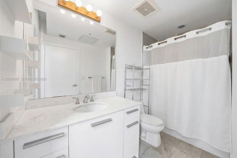 Condo in Miami, Florida, 1 bedroom  № 2076621 - photo 16