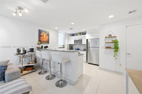 Condo in Miami, Florida, 1 bedroom  № 2076621 - photo 4