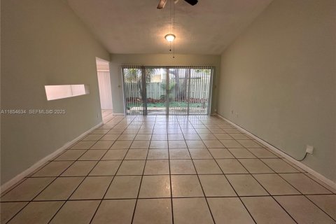 Снять в аренду виллу или дом в Майами, Флорида 3 спальни, 118.54м2, № 1982700 - фото 4