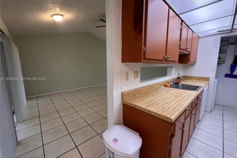 Снять в аренду виллу или дом в Майами, Флорида 3 спальни, 118.54м2, № 1982700 - фото 8