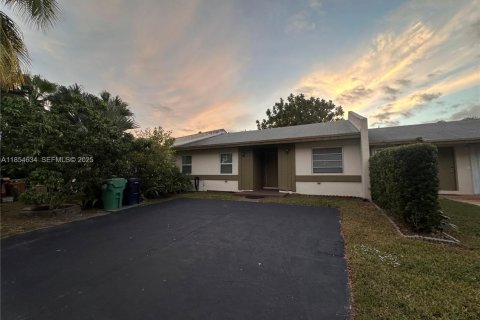 Снять в аренду виллу или дом в Майами, Флорида 3 спальни, 118.54м2, № 1982700 - фото 2