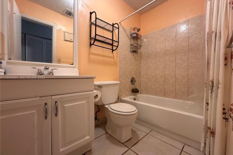 Снять в аренду виллу или дом в Майами, Флорида 3 спальни, 118.54м2, № 1982700 - фото 13