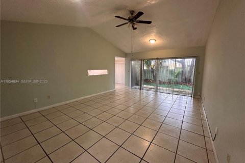 Снять в аренду виллу или дом в Майами, Флорида 3 спальни, 118.54м2, № 1982700 - фото 3