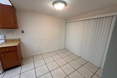 Снять в аренду виллу или дом в Майами, Флорида 3 спальни, 118.54м2, № 1982700 - фото 5