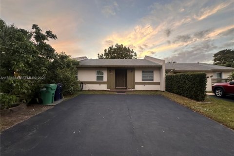 Снять в аренду виллу или дом в Майами, Флорида 3 спальни, 118.54м2, № 1982700 - фото 1