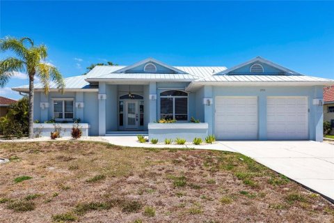 House in Punta Gorda, Florida 3 bedrooms, 201.97 sq.m. № 1673812 - photo 1