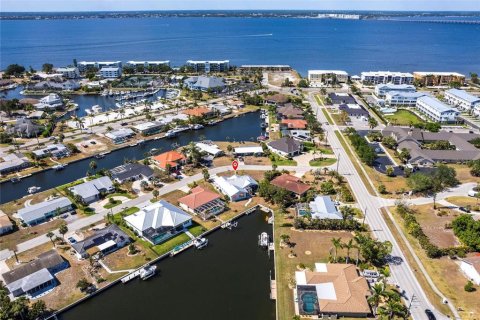 House in Punta Gorda, Florida 3 bedrooms, 201.97 sq.m. № 1673812 - photo 3