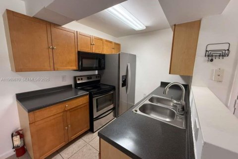 Condominio en Miami, Florida, 1 dormitorio  № 2030684