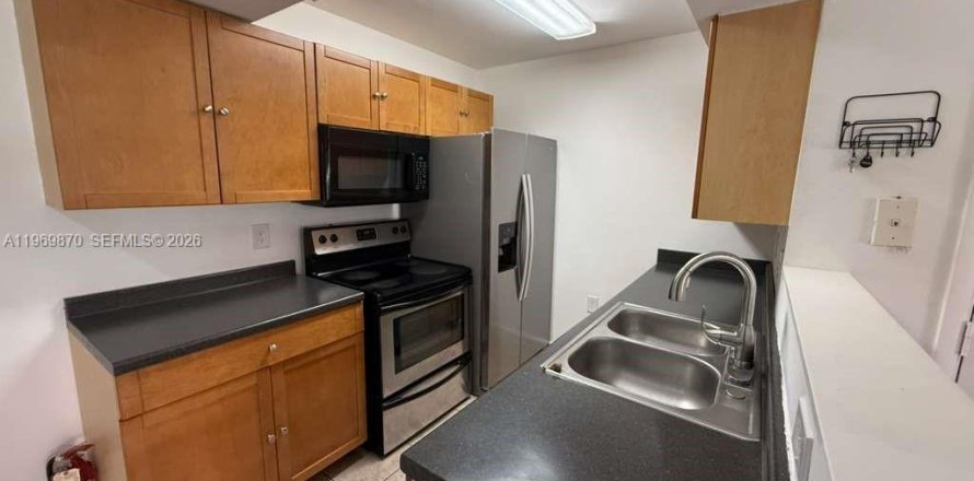 Condominio en Miami, Florida, 1 dormitorio  № 2030684