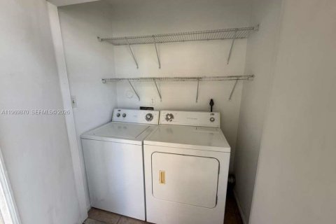 Condominio en alquiler en Miami, Florida, 1 dormitorio, 54.63 m2 № 2030684 - foto 17