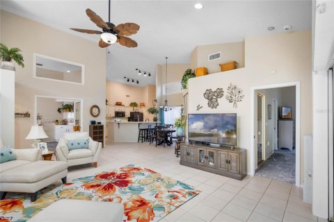 House in Sarasota, Florida 3 bedrooms, 142.42 sq.m. № 2210993 - photo 2
