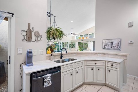 House in Sarasota, Florida 3 bedrooms, 142.42 sq.m. № 2210993 - photo 15
