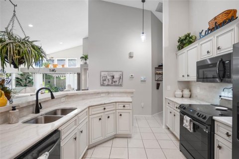 House in Sarasota, Florida 3 bedrooms, 142.42 sq.m. № 2210993 - photo 14