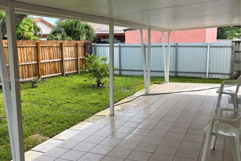 House in Miami, Florida 4 bedrooms, 186.36 sq.m. № 1890453 - photo 4
