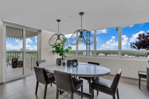 Condo in Miami, Florida, 3 bedrooms  № 2035598 - photo 15